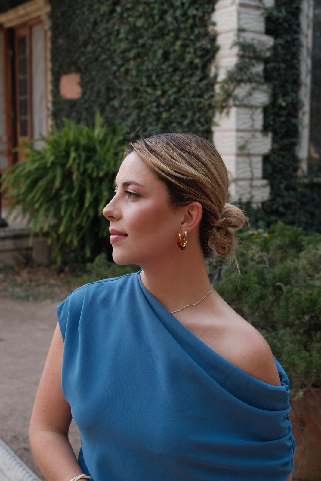 Melany in a blue dress, León